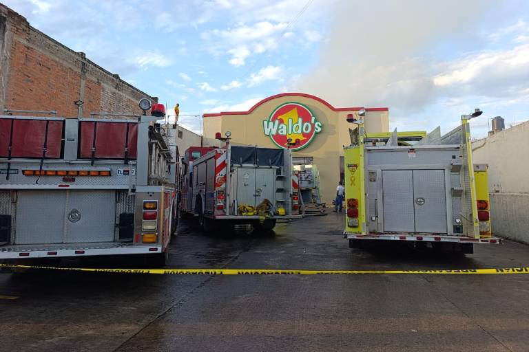 Se incendia tienda de autoservicio en Centro de Escuinapa