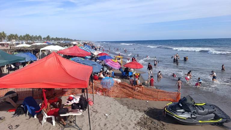 Miles de personas se dieron cita en las Fiestas del Mar de Las Cabras.