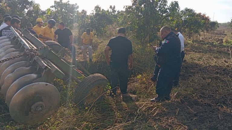 Un tractor cayó a una noria en una huerta en Escuinapa y su conductor falleció.