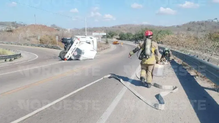 Personal de emergencia realizó maniobras para retirar una pipa cargada con gasolina que volcó en la entrada a El Chilillo, en Mazatlán.
