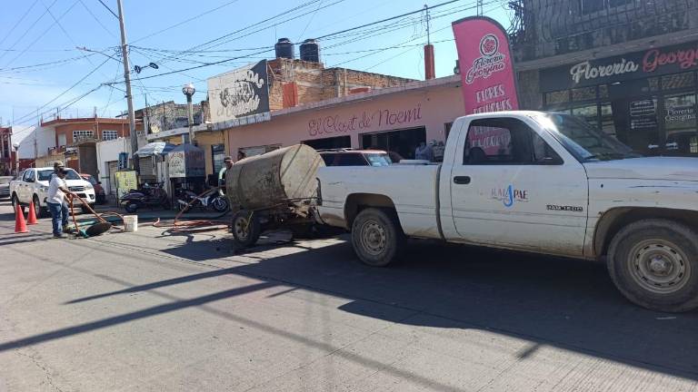 Personal de la Jumapae trabaja en la reparación de tramos de la red de drenaje que están colapsados.