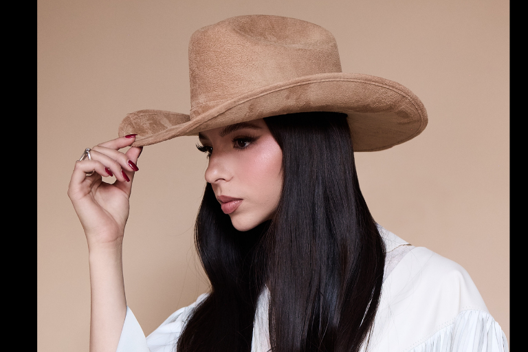 Decide Ángela Aguilar irse a estudiar a Estados Unidos