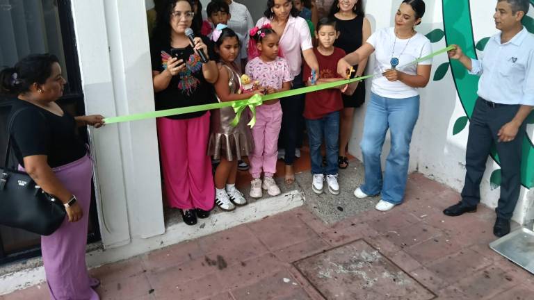 Durante el acto inaugural, la maestra Mercedes Cadena, responsable del Semillero Creativo de Fotografía, dirigió un mensaje de bienvenida.