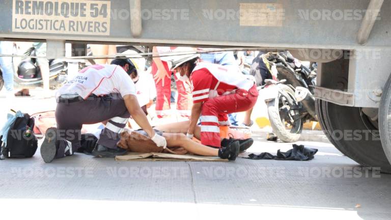La motociclista quedó debajo de la plataforma de un tráiler tras impactarse contra una pulmonía en la Avenida Gabriel Leyva.