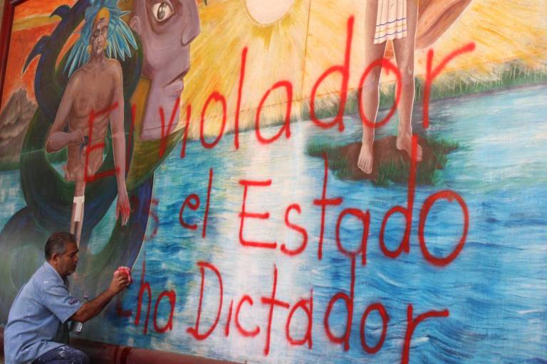 Una hora después, Gobierno borra señales de protesta feministas en Palacio