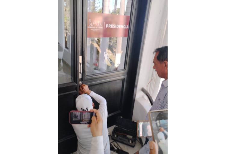 Cerrajero abre paso al Palacio Municipal al recién nombrado Alcalde sustituto de Ahome
