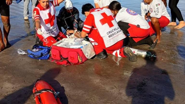 Paramédicos de la Cruz Roja brindaron primeros auxilios al instructor de natación en Playa Norte.