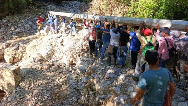 Trabajadores y trabajadoras de la CFE.