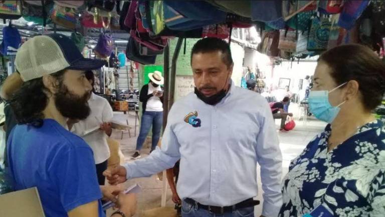 Locatarios del mercado Miguel Hidalgo expusieron al panista la falta de mantenimiento de las instalaciones.