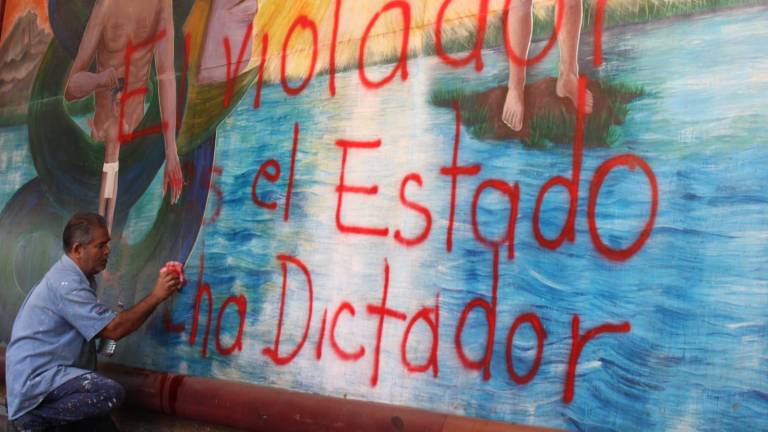 Una hora después, Gobierno borra señales de protesta feministas en Palacio