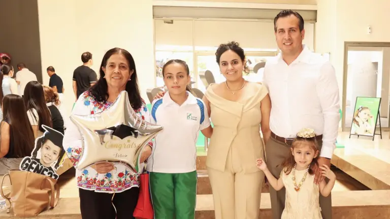 Disfrutan de su graduación, los alumnos de primaria del Instituto Senda