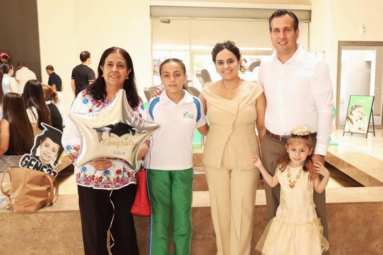 Disfrutan de su graduación, los alumnos de primaria del Instituto Senda
