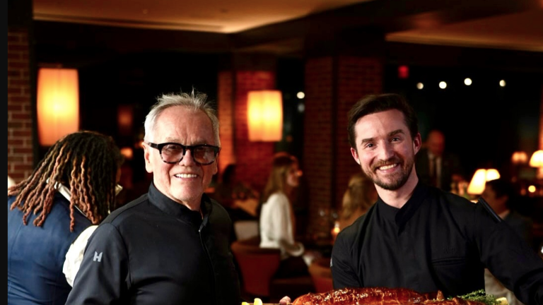 El chef Wolfgang Puck es el encargado de realizar el menú que disfrutarán los más de 2 mil invitados a la gala de los Oscar 2026.