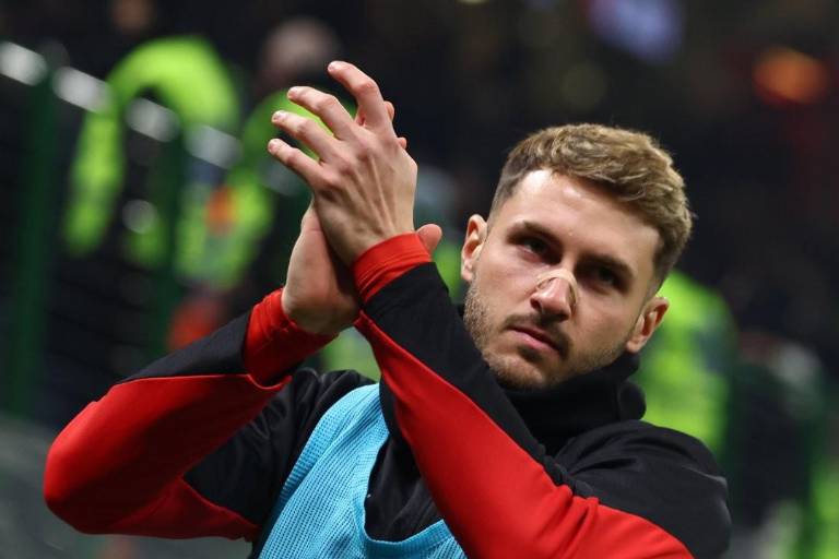 Santiago Giménez se queda en el Milán: su agente desmiente rumores de salida