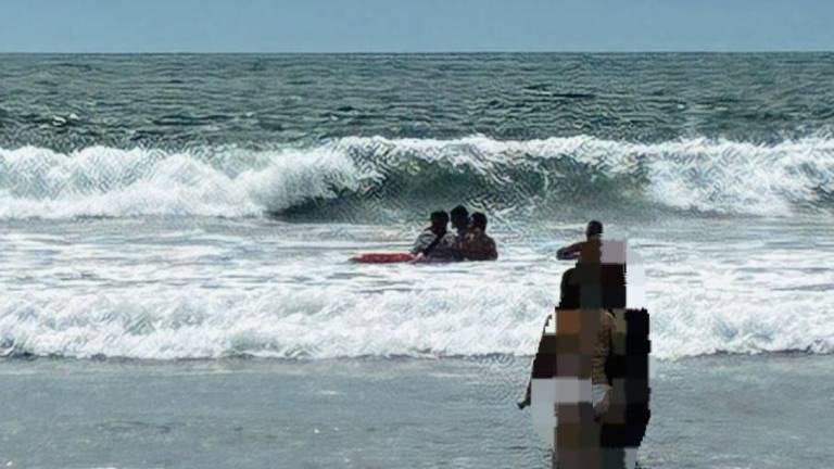 lementos del Escuadrón de Salvamento Acuático realizaron diversos rescates en playas de Mazatlán ante el fuerte oleaje, informó el comandante Gustavo Espinoza.