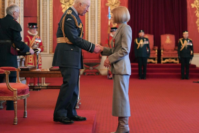 Recibe Anna Wintour condecoración del Rey Carlos III