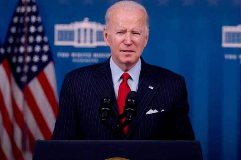 Ómicron, motivo de preocupación, pero no de pánico, dice Biden
