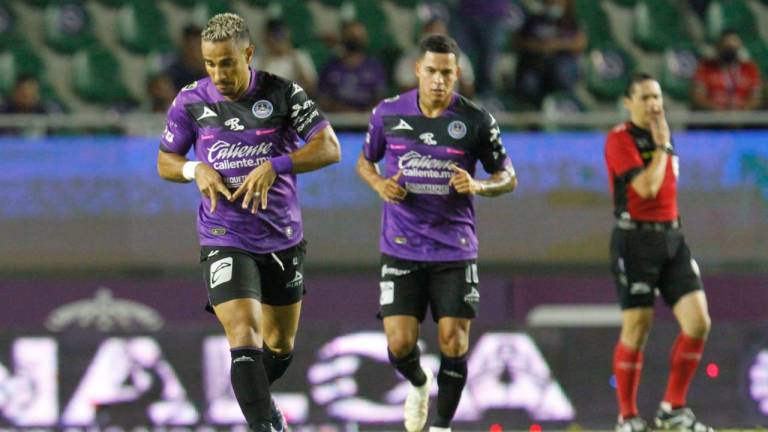 Mazatlán FC remonta ante Gallos Blancos y se mantiene en zona de reclasificación