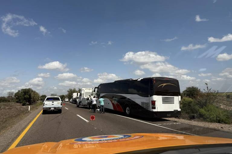 Choque entre tráiler y autobús de pasajeros, a la altura de Quilá deja cinco lesionados