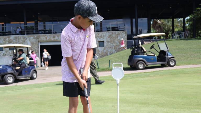 Niños y niñas participan en la Gira Estatal de Torneo de Golf.