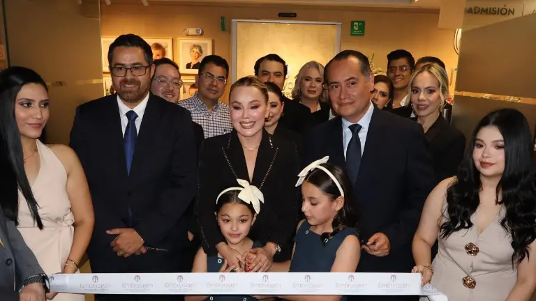 Patricia Márquez Iribe realiza el corte de listón acompañada del Secretario de Salud Cuitláhuac González y el director de Hospital Ángeles Culiacán, Sinué Pasos.