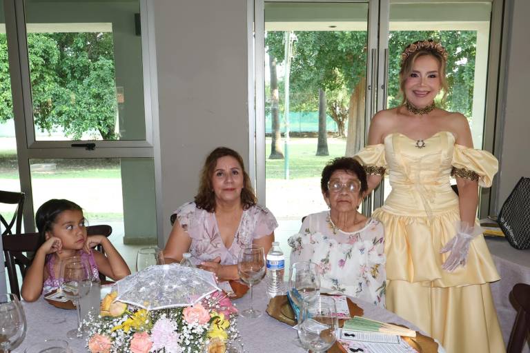Brindan a Lilly Bojórquez un cumpleaños inolvidable
