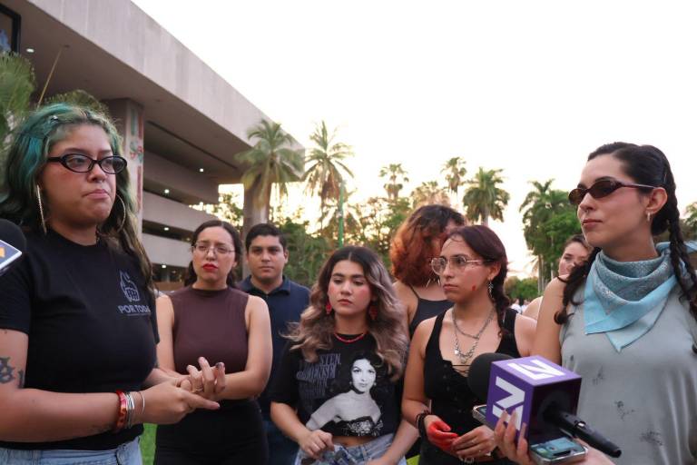 Integrantes de colectivos sociales se manifestaron frente a Palacio de Gobierno de Sinaloa para exigir diálogo con la administración estatal.