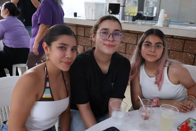 Con una piscinada celebra Victoria Ángel sus 12 años
