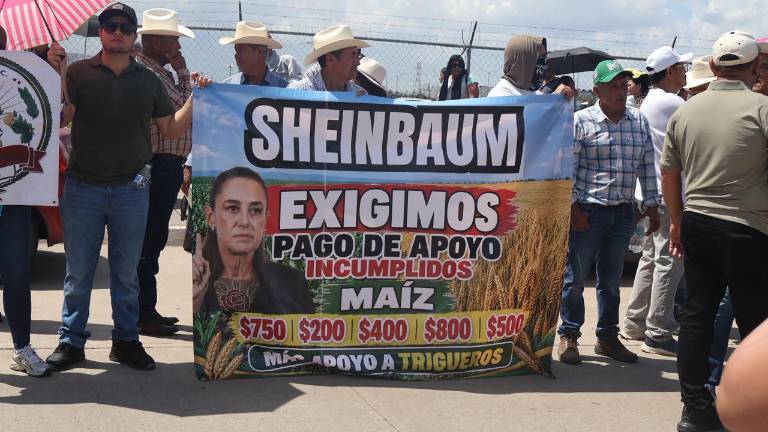 Productores de maíz se manifestaron en el acceso a la Feria Ganadera de Culiacán para exigir el pago de apoyos pendientes.