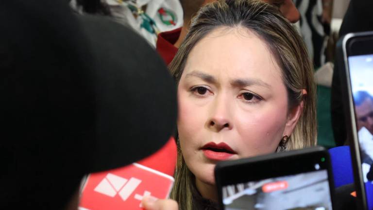 Yeraldine Bonilla ignoró los cuestionamientos de periodistas y habló de otros temas durante su llegada al evento por el Día del Servidor Público.