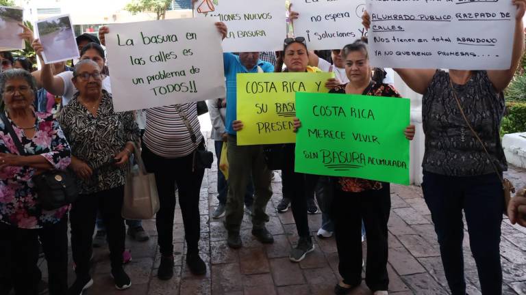 Habitantes de la comunidad de Costa Rica protestan en el Palacio Municipal de Culiacán demandando atención a las autoridades.