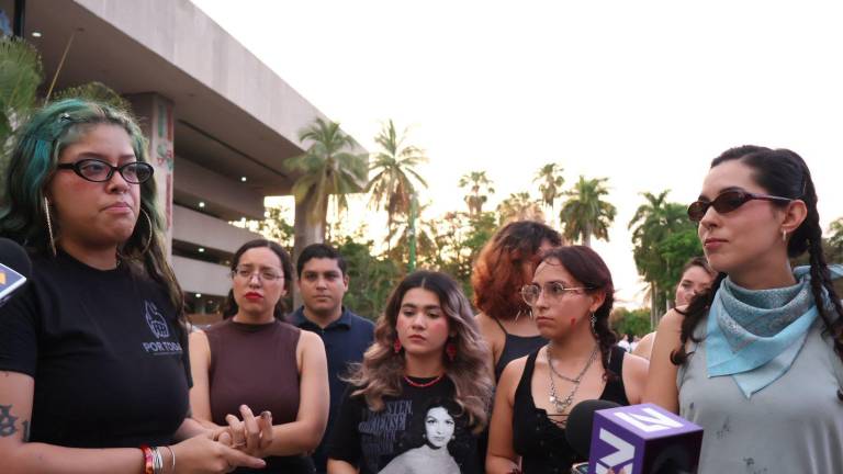 Integrantes de colectivos sociales se manifestaron frente a Palacio de Gobierno de Sinaloa para exigir diálogo con la administración estatal.