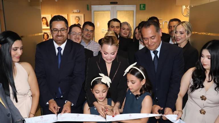 Patricia Márquez Iribe, Cuitláhuac González y Sinué Pasos realizan el corte de listón.