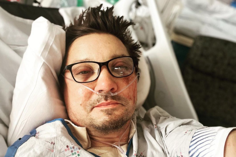 Agradece Jeremy Renner muestras de apoyo, dice que se encuentra estable