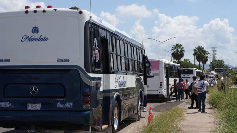 Decenas de autobuses, camiones suburbanos, urbanos y escolares trasladaron asistentes a la Feria Ganadera de Culiacán.
