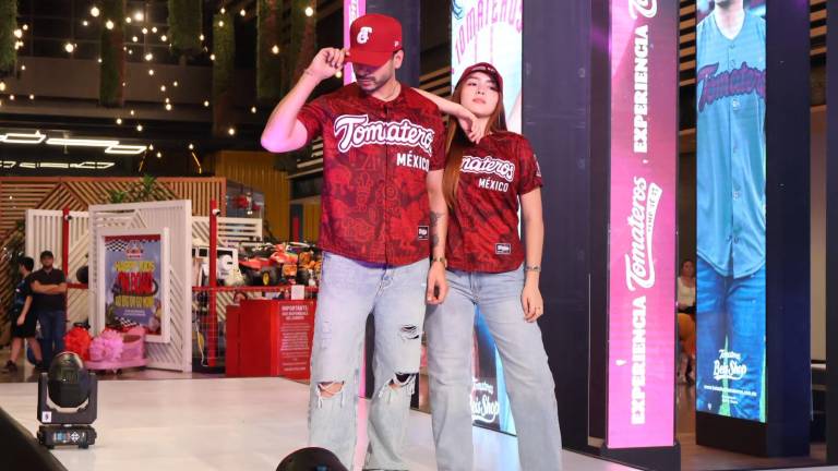 Tomateros de Culiacán presentó sus jerseys y su línea de ropa deportiva para la próxima temporada.
