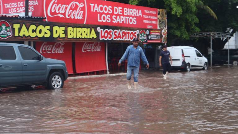 Las lluvias de este martes provocaron en Los Mochis que algunas vialidades se inundaran.
