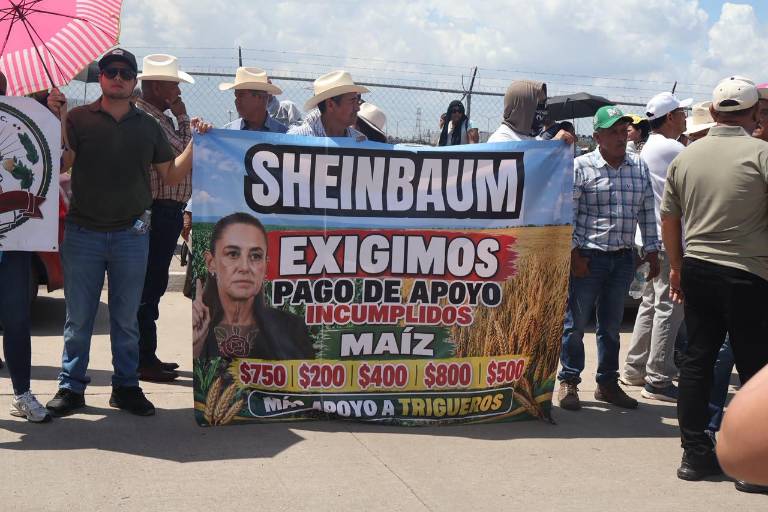 Productores de maíz se manifestaron en el acceso a la Feria Ganadera de Culiacán para exigir el pago de apoyos pendientes.