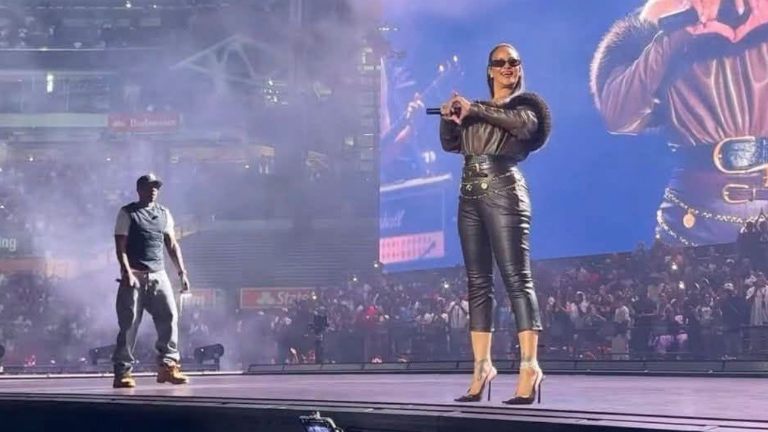Rihanna sorprende a sus fans presentándose en el escenario junto a Jay-Z.