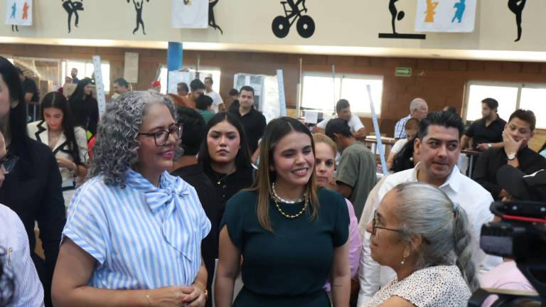 La Gobernadora de Sinaloa Graciela Domínguez Nava y la Alcaldesa de Culiacán Ana Miriam Ramos Villarreal en entrega de apoyos.