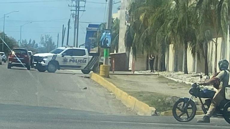 Policía Municipal de Mazatlán atiende el reporte de una mujer hallada sin vida dentro de un motel.