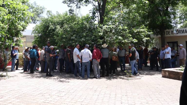 Protesta de productores agrícolas en las oficinas de Sader en Culiacán por la entrega de tarjetas sin recursos.