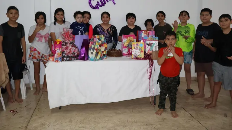 Con una piscinada celebra Victoria Ángel sus 12 años