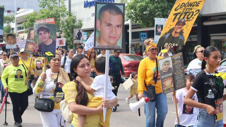 Con fotografías, pancartas y fichas de búsqueda, familias marchan por las calles de Culiacán para mantener vivos los nombres y rostros de sus seres queridos desaparecidos.
