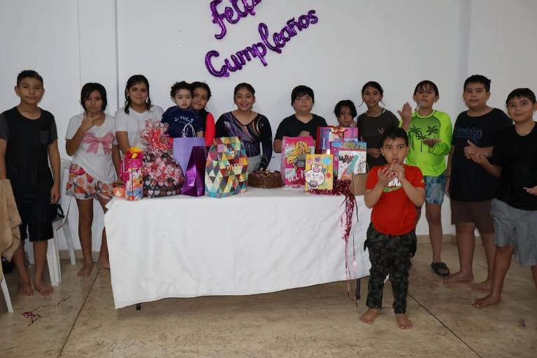 Con una piscinada celebra Victoria Ángel sus 12 años