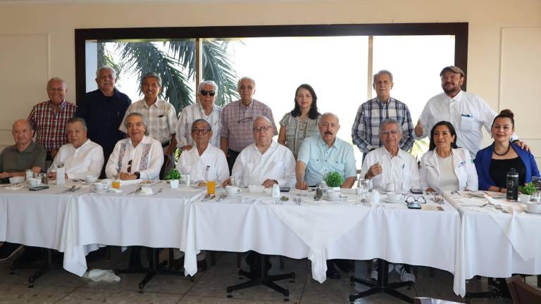 Amigos del empresario Rafael Borbón, lo recuerdan en ameno desayuno.
