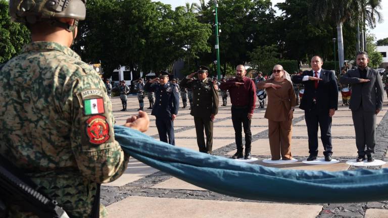 Autoridades de Sinaloa conmemoraron en la Plaza Cívica de Palacio de Gobierno el 205 aniversario de la Consumación de la Independencia de México.