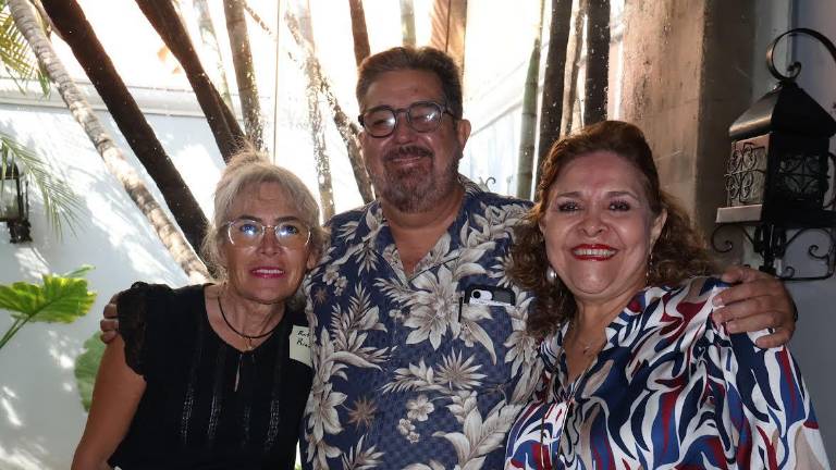Después de 50 años, ex alumnos de la Preparatoria Cervantes disfrutan de grato reencuentro