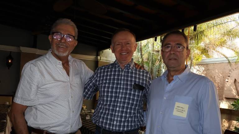 Después de 50 años, ex alumnos de la Preparatoria Cervantes disfrutan de grato reencuentro