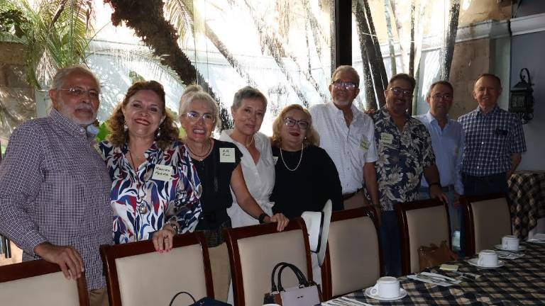 Después de 50 años, ex alumnos de la Preparatoria Cervantes disfrutan de grato reencuentro